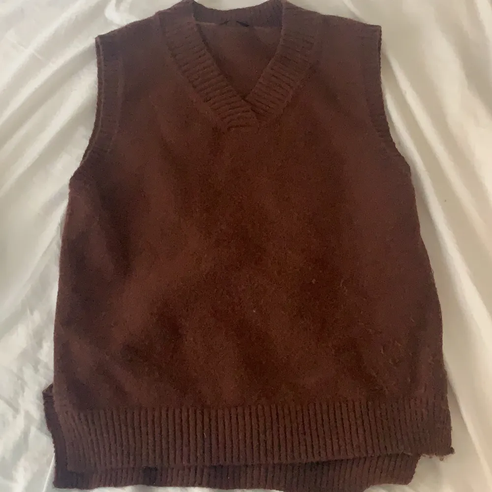 Super snygg trendig brun sweater vest från brandy Melville i jättebra skick har bara använt 2 gånger denna är i storlek L men passar superbra som S och M💞💞💞. Hoodies.