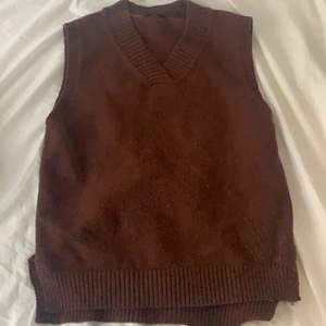 Super snygg trendig brun sweater vest från brandy Melville i jättebra skick har bara använt 2 gånger denna är i storlek L men passar superbra som S och M💞💞💞