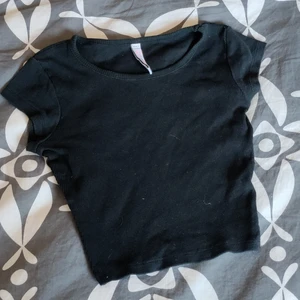 Croptopp - En croptopp i storlek xxs men kan passa till xs också. 35 kr + frakt 🥰