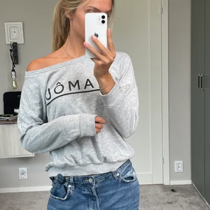 Grå collagetröja  - Grå skön collagetröja i storlek S.