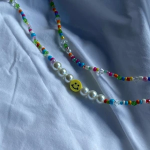 Pärlhalsband - ZOE halsband Med smiley: 80kr Utan smiley:50kr