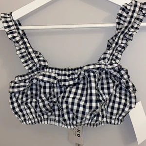 rutig croptop - super söt topp som är ganska kort så skulle säga att den sitter lite som en bralette, den är aldrig använd och har ävwn med sig prislapparna :)