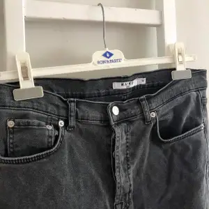 Grå/svarta jeans från NA-KD i strl 38. Bra skick och knappt använda. Säljer dem för 150kr + frakt☺️