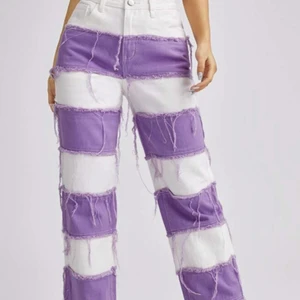 Block jeans lila och vita - Aldrig använda, endast testade. Inga tecken på användning utan så gott som nytt skick. Perfekta till sommaren då dom är väldigt somriga 