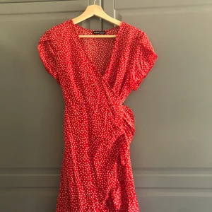 Röd sommarklänning  - En fin sommarklänning i storlek M/L, endast provad. Något liten i storleken, har normalt S själv och den var på gränsen till för liten. 