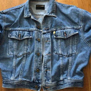 Secondhand jeansjacka - Säljer min vintage jeansjacka, då den tyvärr inte används flitigt. Boxig modell i storlek M. Sitter något overzise på mig och skulle själv uppskatta mig till en s-m i storlek.