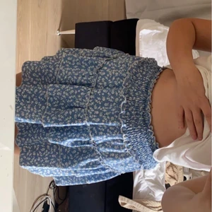 Blå kjol - Volang kjol, nyskick. Buda privat till mig!!