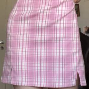 rosarutig kjol köpt på shein som passar jättebra i varmt väder :) bekvämt material och kan sitta högmidjad som lågmidjad. fina väck precis vid ändarna. kontakta vid intresse!