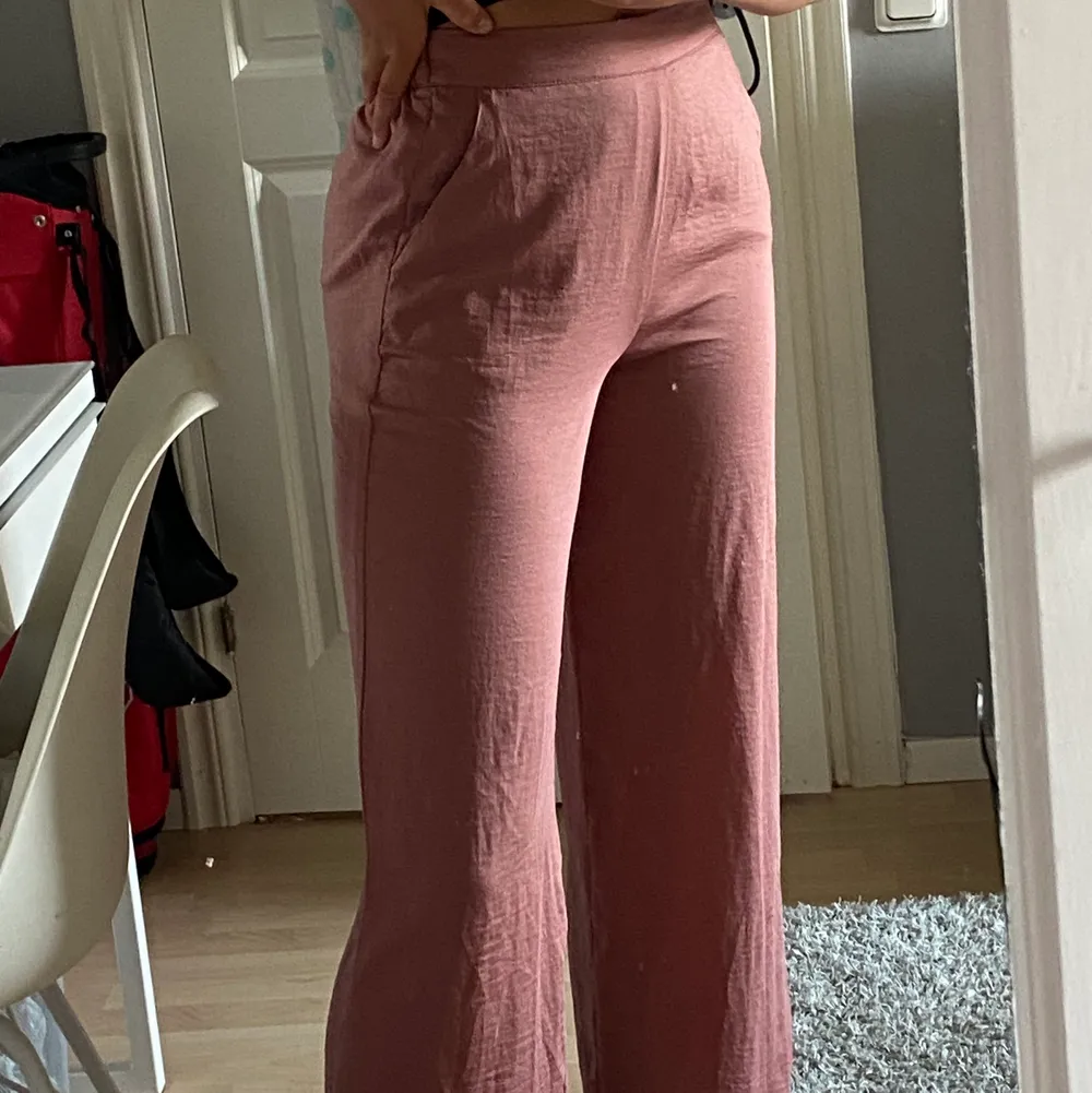 Fina rosa byxor💕 Perfekt i sommar😋 Frakt ingår. Jeans & Byxor.