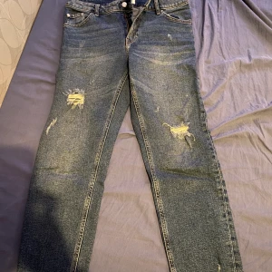 Pants - Snygga byxor med hål och lite detaljer vid änden av byxan. Köpt från Lindex och passar tyvärr inte mig längre. Tajta vid midjan sedan öppna vid benen. 