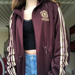 Vintage Guess jeans zip up - En vintage zip up hoodie från Guess jeans, sitter nice oversized och har fina detaljer. 