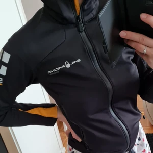 SailRaicing vindstoppjacka  - Jag säljer min vindstoppjacka i storlek xs eftersom den är liten för mig nu och den har stått länge, jackan är ny utan några brister och fläckar, den har använts alla 5 gånger.  Den passar också S-storlek