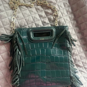 Maje väska  - Så himla fin väska från maje, den har två defekter sm kan ses på bild, man tänker inte på de när man använder väskan🥰