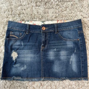 Lågmidjad jeanskjol  - Snygg kjol, står storlek L men sitter mer som en S/m