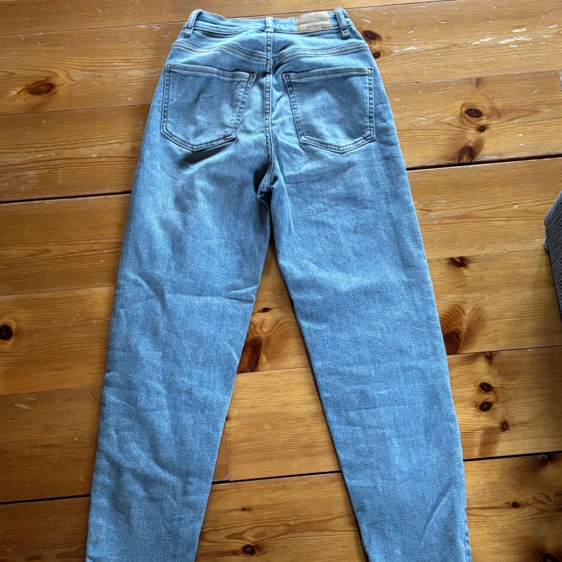 Ljusblå jeansbyxor från ginatricot - 1