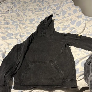 Svart hoodie från Lyle & Scott - 12/13 Säljer en svart hoodie från Lyle & scott med klassisk gul logga på ärmen. Tröjan har huva och en stor magficka framtill. Perfekt för en avslappnad och stilren look.