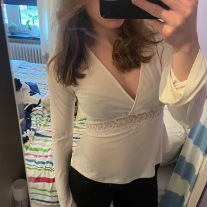 Vit topp från Gina Tricot  - En fin vit topp från Gina Tricot i mycket fint skick. Aldrig använd av mig. 