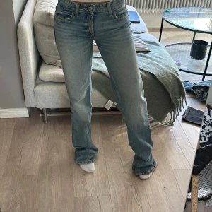 lowwaist jeans  - Supersnygga low waist straight jeans. Använt fåtal gånger och är som nyskick. De har en snygg blå tvätt. De är i storlek 34, skulle säga att de är mellan XS/S. Pris kan självklart diskuteras vid snabb affär! Tveka inte med att höra av er om potentiella frågor / fler bilder / mått. 