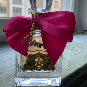 100ml Parfym Juicy Couture. Viva La Juicy edp  -  100ml Juicy Couture perfume. It is almost full, I took only 5 sprays, I have my receipt just in case you want to see it to prove it’s original ♥️, is a fun, fruity-floral fragrance with top notes of wild berries and juicy mandarin. A core of honeysuckle, gardenia, and jasmine balances it out, while a warm base of caramel, vanilla, and sandalwood completes the sweet, playful, and feminine aroma.