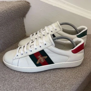 Gucci Ace sneakers  - Säljer ett par snygga Gucci Ace Bee 🐝 i storlek 41,5. De är i väldigt bra skick och har mycket kvar att ge. Baksidan (Bild 3) är lite sliten. De är perfekta nu inför sommaren. Hör av dig vid minsta fundering och såklart ingår kvittot!