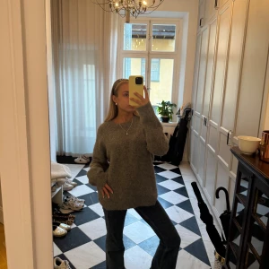 Stickad tröja från Twist&Tango - Supersnygg grå stickad tröja från Twist&Tango! Endast använd ett fåtal gånger. Nypris är över 2000 kr. Tror inte heller den finns kvar i samma färg. Storlek är S/M, se sista bild. 