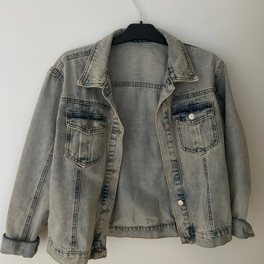 Ljusgrå jeansjacka med klassisk passform