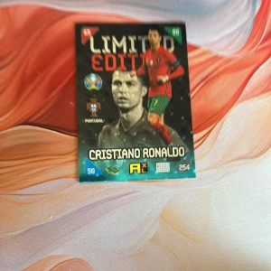 Limited Edition Cristiano Ronaldo fotbollskort - Samlarkort med Cristiano Ronaldo från Portugal, Limited Edition. Kortet har en färgstark design med Ronaldo i både svartvitt och färg, samt symboler för fotboll och landslag. Perfekt för samlare av fotbollskort.