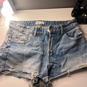 Blåa jeansshorts  - Coola jeansshorts från Zara som har en extra ficka på sidan av shortsen och en liten detalj på baksidan, nästan aldrig använda😇🌸