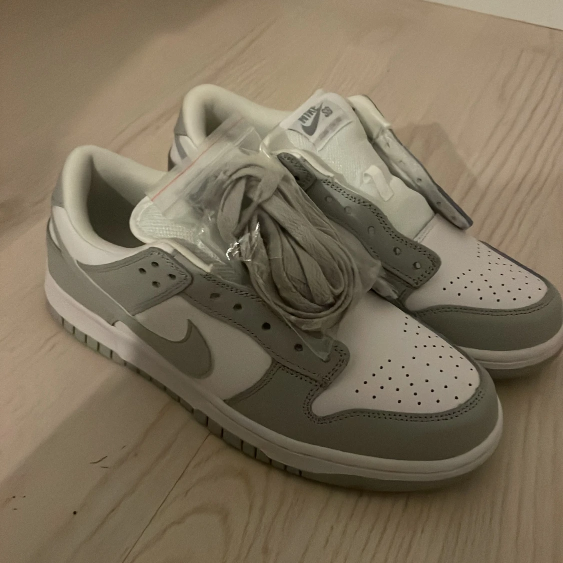 Nike Dunk Low i vitt och grått