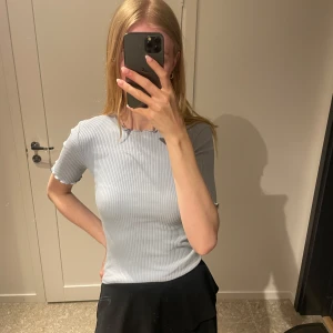 Ljusblå ribbad topp - Ljusblå ribbad topp från NAKD i nyskick 