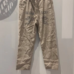 Linnebyxor från Blinglucid - Helt oanvända linnebyxor ifrån Blinglucid som är straight fit. 