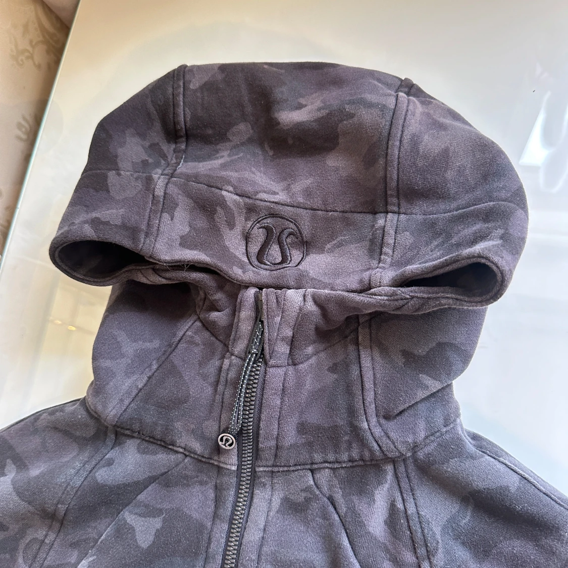 Grå camo hoodie från Lululemon - 1