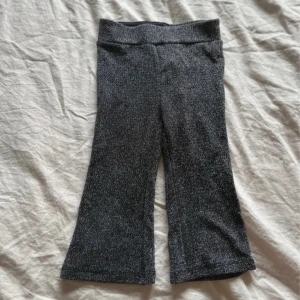 Barnkläder - Utsvängda byxor & Mössa!  - Ett litet klädpaket för små barn. Mössan har ingen lapp om storlek men har för mig det var Strl 74. Byxorna är i strl 86 från kapphal. 40kr för båda. 