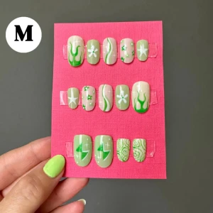 Press on nails - FÄRDIGT SET 💛 Press on nails (lösnaglar) i storlek M. Alla lösnaglar är handmålade av mig med gellack. Lim medföljer. Detta set är ett färdigt set och går att köpa direkt. 💅🏼💗