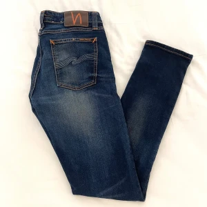 Nudie jeans - -Nudie Jeans -Strl: 29/32 -Skick: Perfekt -Modell: Skinny lin -Nypris: ca 1500 -Mitt pris: 449kr -Hör av dig vid frågor eller mer bilder :)