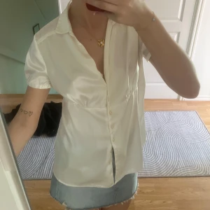 ”Silkes” blus - Knappt använda och är som nya! Finns både en vit och en svart!! Vill man ha båda kan jag sälja dom 2 för 170❤️
