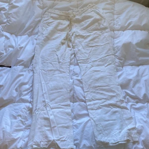 Vita linnebyxor från Roxy  - Säljer ett par vita linnebyxor från Roxy. Byxorna har raka ben och sidfickor, perfekta för varma dagar. Lätta och luftiga i materialet.