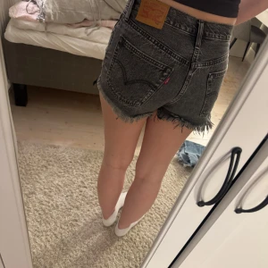 Grå jeansshorts från Levi's - Säljer mina gråa shorts från Levis som jag inte använt många gånger. 