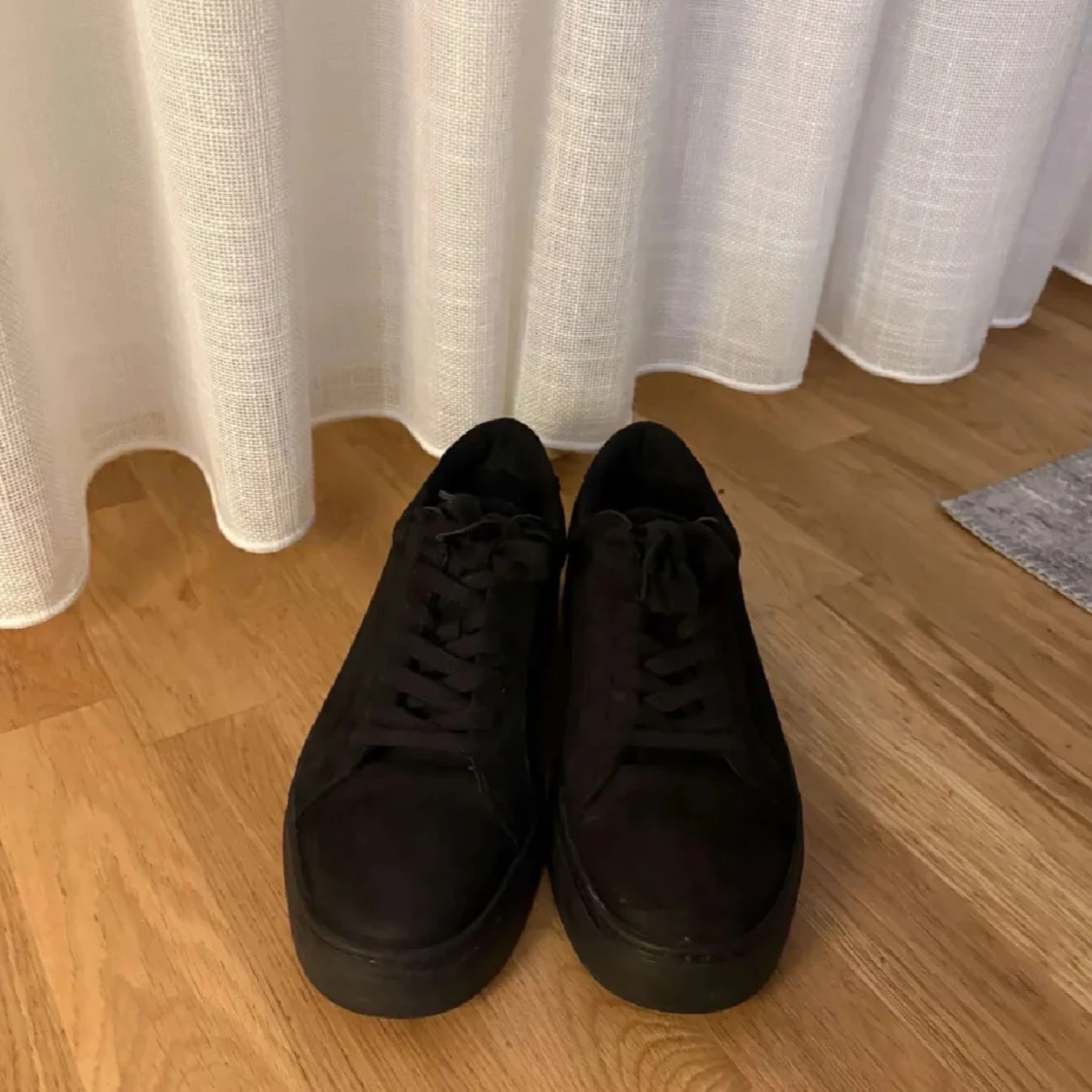 Svarta sneakers med snörning - 1