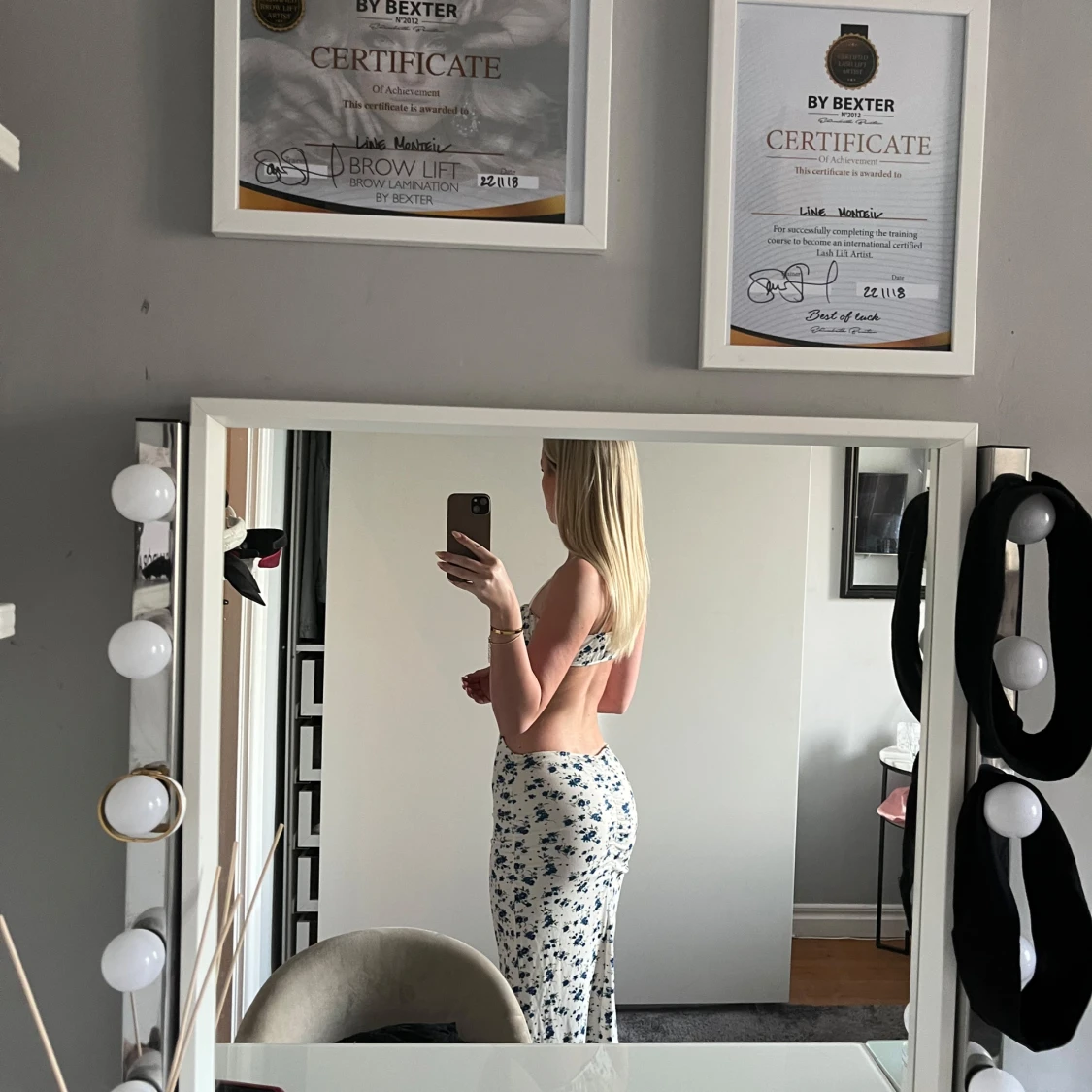 Vit långklänning med blå blommor - 1