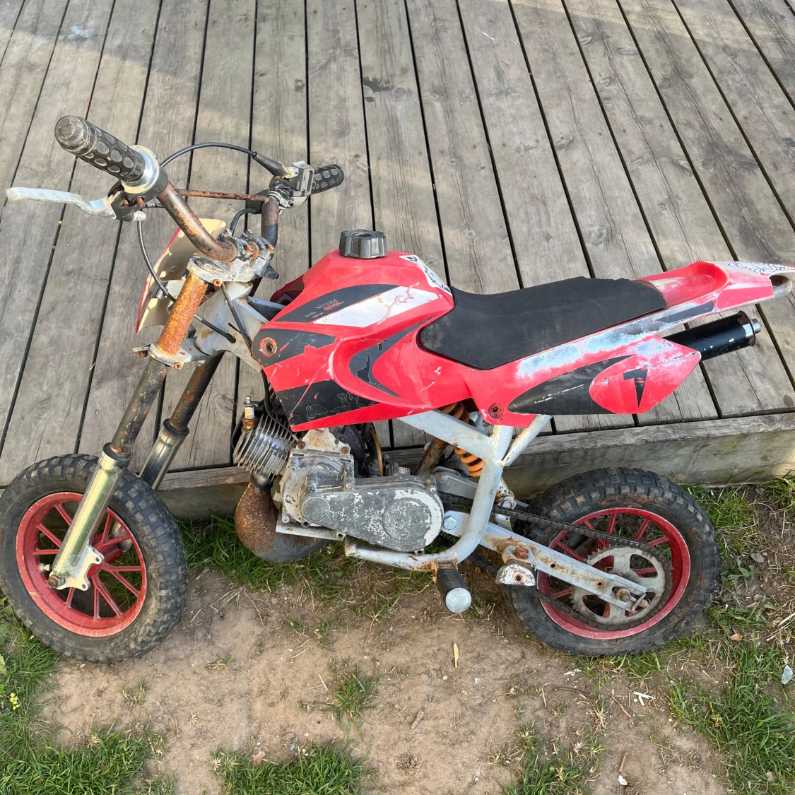 Röd och svart crossmotorcykel