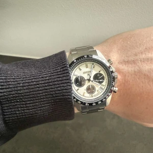 Seiko Prospex kronograf herrklocka Mod - Stilren Seiko Prospex kronograf med silverfärgat armband i metall och vit urtavla med svarta detaljer. Klockan har tachymeter, datumvisning och tre subdials. Perfekt accessoar för dig som gillar sportig och klassisk design.