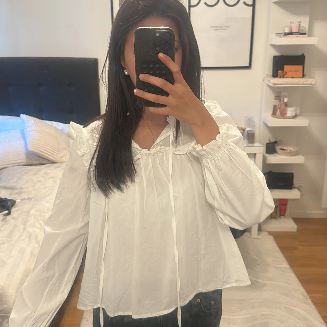 Vit blus med blommor på - 2