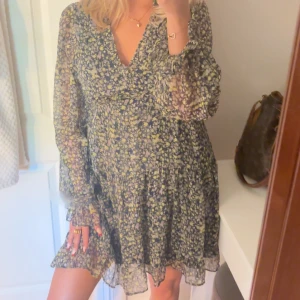 Blommig kortklänning  - Söt kortklänning med blommigt mönster från vero Moda, knappt använd, nyskick och Perfekt för sommaren.