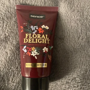 Floral Delight Body Lotion med doft av vit lotus - En body lotion från Sence med doft av white lotus. Tuben är vinröd med blommigt motiv och har svart lock. Innehåller 75 ml och är vegansk. Perfekt för att återfukta huden och ge en fräsch blomdoft.