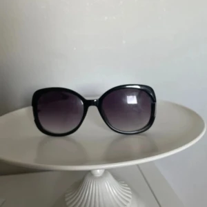 Solglasögon  - Säljer ett par solglasögon som inte används 