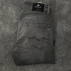 Replay Jeans - Säljer nu ett par eftertraktade gråa Replay jeans✅ -Självklart äkta✅ -replay thad sitter som straight👍 -Aldrig använd🎉 midjemått:38 Lårvidd:24 Längd:100  Fotvidd:18cm🙌🏼 