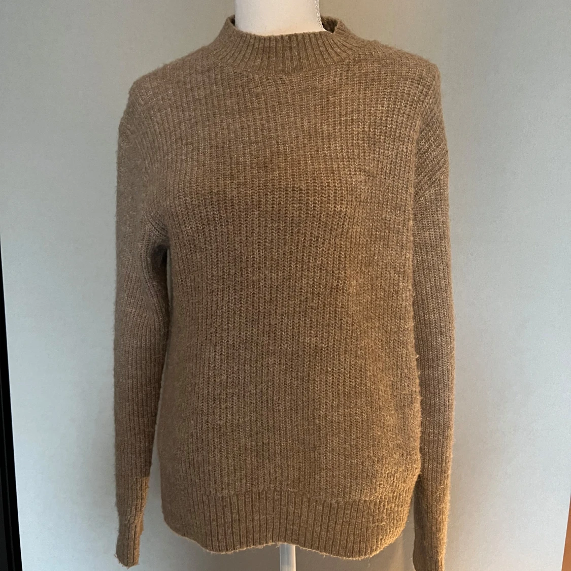 Beige stickad tröja med rund hals - 2