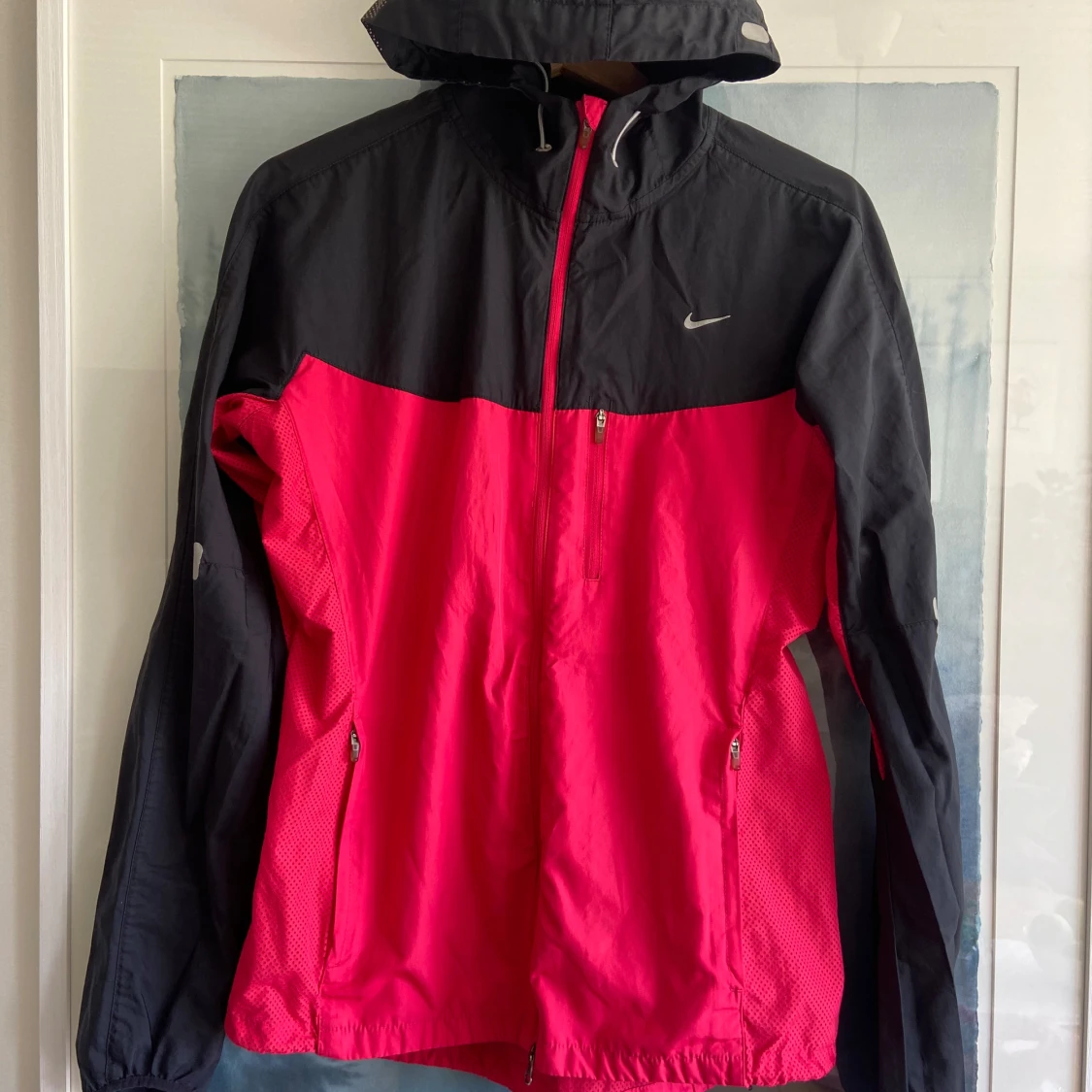 Svart och röd vindjacka från Nike