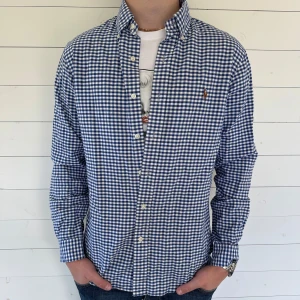 Blårutig skjorta från Polo Ralph Lauren - Säljer nu denna klassiska Polo Ralph Lauren skjorta. Perfekt för dig som gillar stilrena och tidlösa plagg. Säljer för endast 449! Skriv vid minsta fundering.